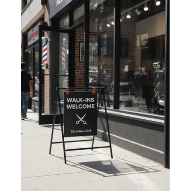 Imagem de Placa dobrável personalizada com moldura em A para pequenas empresas – Placa de exibição dupla face leve com impressão personalizada – Sinalização dobrável portátil para cafés, padarias, lojas pop-up