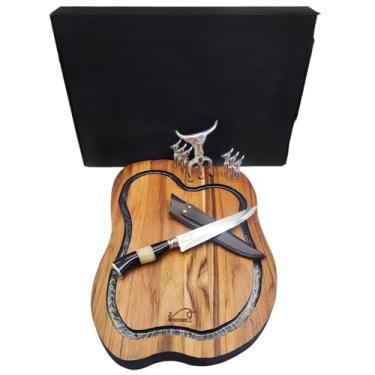 Imagem de Kit Churrasco Artesanal Damascus BBQ, Incluindo Tábua de Corte Damascus Design, Garfo Tridente e Garfos para Petiscos, Ideal para Preparar e Servir Carnes e Aperitivos com Estilo – WOODBULL.