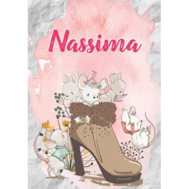 Imagem de Nassima: Carnet de notes A5 | Prénom personnalisé Nassima | Cadeau d'anniversaire pour fille, femme, maman, copine, sœur | Souris mignonnes en bottes | 120 pages lignée, Petit Format A5 (14.8 x 21 cm)