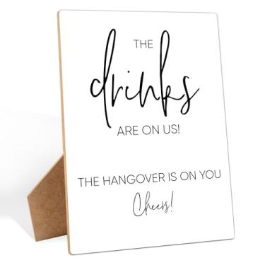 Imagem de Decoração de mesa de casamento The Drinks Are On Us, placas de casamento para recepção, placa de madeira minimalista de 20 × 28 cm com suporte, placa de bar de casamento para chá de panela, noivado
