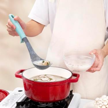 Imagem de Concha de sopa de 30,5 cm com suporte antiderrapante | Cabeça de nylon resistente ao calor e cabo de PP azul claro | Pode ser lavado na lava-louças | Design cinza para colher e mesa