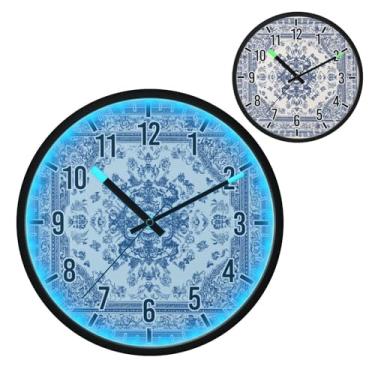 Imagem de Relógio de parede com luz noturna LED que brilha no escuro e ativado por voz, silencioso, design de porcelana azul e branco de 30,5 cm, operado por bateria para decoração de quarto e sala de estar