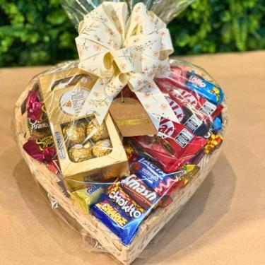Imagem de Cesta de Chocolate em Formato Coração com Laço para Presente Romântico