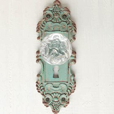 Imagem de Maçanetas de porta fixadas na parede Maçanetas de madeira antigas europeias Maçanetas de jardim vintage, verde