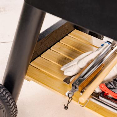 Imagem de Prateleira de armazenamento de grânulos feita especificamente para as grades de pellets Traeger Pro Series 780 e Ironwood 885 - Nossa prateleira de bambu durável oferece espaço de armazenamento extra