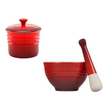 Imagem de KIT LE CREUSET PORTA CONDIMENTOS 800ML E  PILÃO COM MACERADOR 300ML EM CERÂMICA VERMELHO