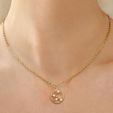 Imagem de Colares do zodíaco para mulheres, pingente de moeda banhado a ouro com joias de zircão, pingentes delicados de astrologia, horóscopo, pingente de aço inoxidável, presente personalizado de aniversário