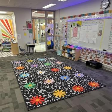 Imagem de Hahafelt Tapete de área de quarto preto com margaridas coloridas de 2,5 x 1,5 m cruzado grande tapete de flores para creche, ensino e sala de jogos