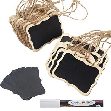 Imagem de ONUPGO Pacote com 20 mini etiquetas de quadro-negro com marcador de giz líquido, placas de lousa de madeira apagáveis com cordão para pendurar, etiquetas de preço, etiquetas de mensagem para decoração