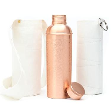 Imagem de Kitchen Science Garrafa de água de cobre Ayurvedic Designer autêntica de 1000 ml com bolsa de lona de transporte e manga para água potável | À prova de vazamento e testado em laboratório