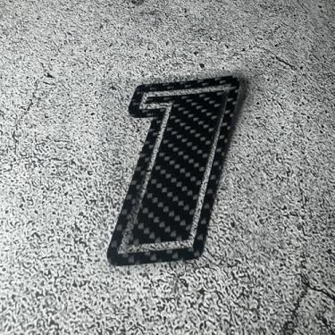 Imagem de Adesivo de carro corrida motocross números personalizados 0123456789 capacete de corrida de bicicleta sujeira decalque fita de vinil fibra de carbono preto (1, altura 6 cm)