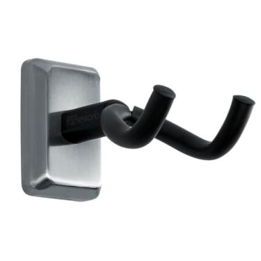 Imagem de Gator O suporte de parede para guitarra Frameworks serve para a maioria das guitarras, acústicas, elétricas ou baixas, com placa de montagem cromada acetinada (GFW-GTR-HNGRSCH)