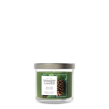 Imagem de Yankee Candle Vela de pavio único copo pequeno com perfume de bálsamo e cedro, assinatura de 122 g, mais de 20 horas de tempo de queima