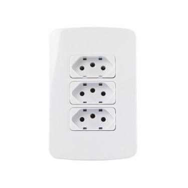 Imagem de Tomada Tripla MarGirius B3 2P+T 10A com Placa 4x2 Branca, Branco