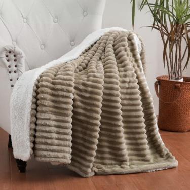 Imagem de Cobertor de lã de ovelha caramelo 152 cm × 203 cm para sofá-cama, cobertor de flanela grossa de pelúcia super macio e aconchegante com design listrado leve para adultos, mulheres e meninas