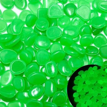 Imagem de Pedras de aquário que brilham no escuro, pedras verdes brilhantes de resina que brilham em seixos escuros para jardim ao ar livre, aquário, paisagismo, decoração de garagem, 1 kg