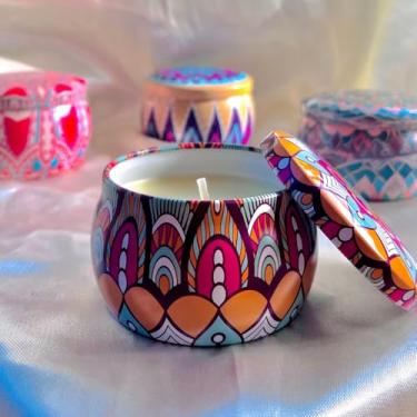 Imagem de Kit 2 Velas Aromáticas em Lata Estampada – Cera de Coco 70g Cada, Pavio de Algodão, Decoração e Bem-Estar (Flor de Cerejeira e Lavanda)