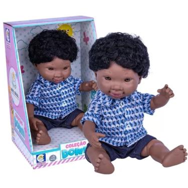 Imagem de Boneca Menino Negro Inclusiva Síndrome De Down Macio Vinil