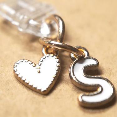 Imagem de 1 peça plugue de poeira tipo C letra branca, Kindle E-Reader acessório tipo C com coração letra S para amantes de livros, mulheres, mães, professores e amigos presentes (branco P)