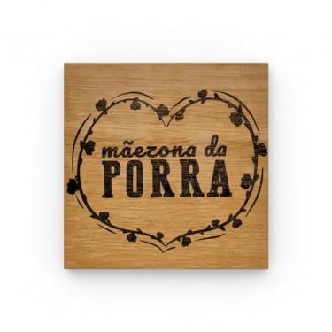 Imagem de Quadrinho Decorativo de Madeira Mãezona, Compensado Naval, Natural com Detalhes Preto e Vermelho, 19x19cm, Tema Amor, Gancho Jacaré