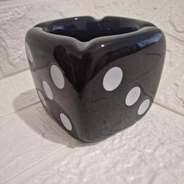 Imagem de Cinzeiro Diferente em Formato de Dado Preto (7,5x9cm) - Criativo, Discreto e Compacto para Casa, Escritório e Ambientes Pequenos (Preto)