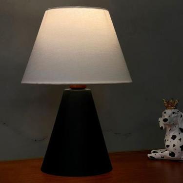 Imagem de Abajur luminária de mesa Clássico Cone Preto de Alumínio bivolt Com Cú