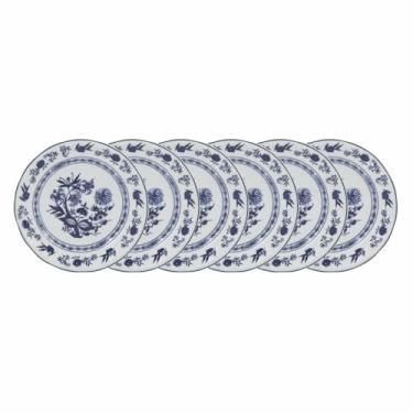 Imagem de Estojo com 6 Pratos Rasos. Modelo Redondo com Relevo Pomerode. Decoração Cebolinha. Fabricado pela Porcelana Schmidt.