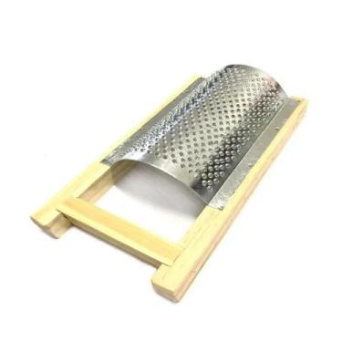 Imagem de Ralador de queijo mussarela de madeira e galvanizado 45cm - TUPY RALO,