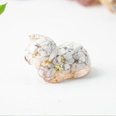 Imagem de Estatueta de gato de cristal adormecido, decoração fofa de gato de resina com lascas de pedras preciosas naturais para prateleira de mesa, mini enfeite de gato rosa para decoração de casa, escritório