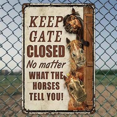 Imagem de Placa Keep Gate Closed With Peeking Horses Arte de parede de alumínio rústico e placa de metal - 20,3 x 30,48 cm Decoração interna e externa vintage para casa, escritório, café, quintal e fazenda de