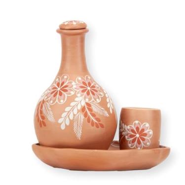 Imagem de Vale do Jequitinhonha Moringa Artesanal em Cerâmica Marrom com Flores Pintadas à Mão, Conjunto com Copo e Aparador, 850ml, (D455)