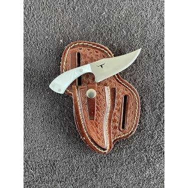 Imagem de Mini Faca Campeira Tatuzinha Skinner Muladeira Artesanal 13cm, Lâmina Inox 7cm, Cabo Madeira Muirapiranga ou Resina, com Bainha Couro Legítimo – Versátil para Camping, Pesca e Uso Diário (Branco)