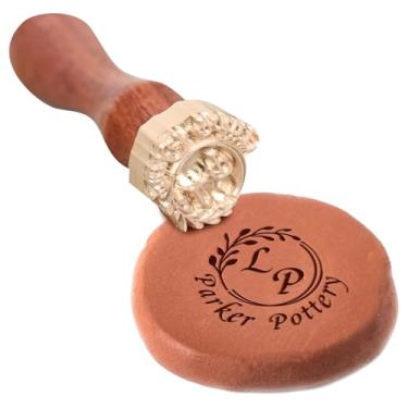 Imagem de Carimbo de assinatura de cerâmica personalizado com cabo de madeira para argila e cerâmica Crie sua própria assinatura de design (6,5 cm)