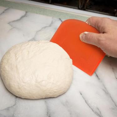 Imagem de Raspador de tigela – Ferramenta de cozinha essencial para padeiros e chefs, plástico PP de grau alimentício, flexível, reutilizável - laranja e branco