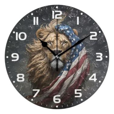 Imagem de JUZIHAI Relógio de parede com bandeira americana de leão, silencioso, sem tique-taque, redondo, operado por bateria, fácil de ler, relógio decorativo de parede para casa, cozinha, sala de estar