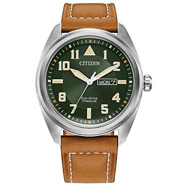 Imagem de Citizen Relógio masculino esportivo casual Garrison com 3 ponteiros para dia/data, marcadores árabes, super titânio®, cristal de safira, relógio de campo, Pulseira marrom/mostrador verde, One Size,