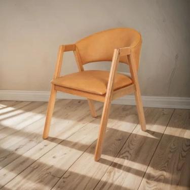 Imagem de Cadeira Madeira de Eucalipto Estofada Courino Hibisco Caramelo