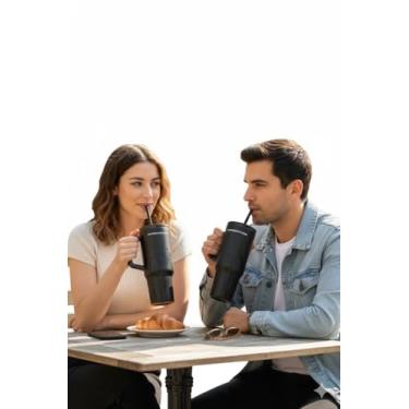 Imagem de COPO TÉRMICO PRETO GRANDE 710 ML INOX COM TAMPA ANTI-VAZAMENTO E CANUDO REUTILIZÁVEL COM TAMPA - CAFÉ - ÁGUA - ACADEMIA - CAMINHADA - VIAGEM