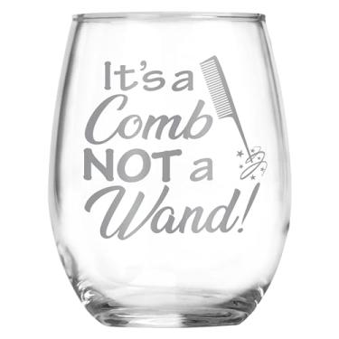 Imagem de Taça de vinho sem haste para cabeleireiro engraçado | Presente para esteticista | cabeleireiro | barbeiro | graduação em cosmetologia | por Laser Etchpressions | É um pente, não uma varinha