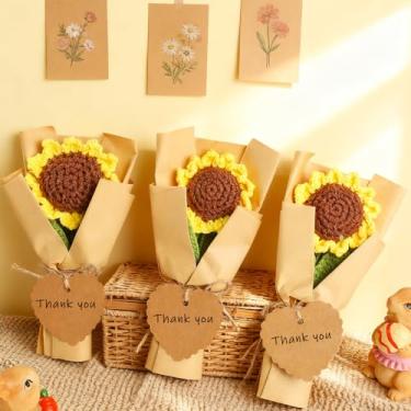 Imagem de 3 peças de buquê de girassol de crochê de Natal, presentes de agradecimento, buquê de flores de crochê feito à mão com etiquetas de presente de coração, presente de girassol artificial tricotado para