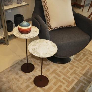 Imagem de Kit 2 Mesas Laterais Norina - Média/Alta, Tampo Redondo Imerso e Base Aço Corten. Tampo Marmorizado e Base Aço Corten