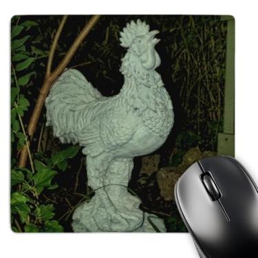 Imagem de 3dRose Mouse pad LLC 20 x 20 x 0,63 cm, uma estátua de galo que fica em um jardim para boa sorte (mp_165317_1)