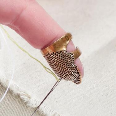 Imagem de 1 peça de protetor de dedo ajustável de metal para costura de dedal, anel superior aberto, protetor de ponta de dedal, para bordado de quilting, ferramenta de costura manual (cobre, P)