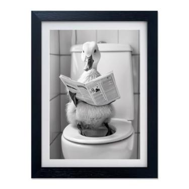 Imagem de Arte de parede de banheiro emoldurada em preto e branco fofo pato no vaso sanitário, pintura com estampa de animal engraçado para decoração de parede