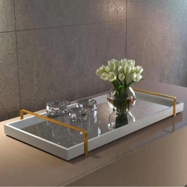 Imagem de Bandeja Decorativa Espelhada Off White Com Alça - JONIEL DECORAÇÕES, o