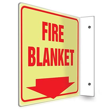 Imagem de ACCUFORM Placa de projeção 90D SIGNS PSP453, Legend "Fire Blanket (seta)", painel de 20 x 20 cm, plástico Lumi-Glow de alto impacto de 0,25 cm de espessura, orifícios de montagem pré-perfurados,