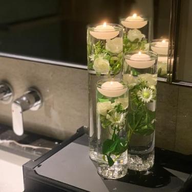 Imagem de Mizerek Vasos cilíndricos de vidro rosa artificial branco com velas flutuantes e kit de decoração de gelo falso para mesa de centro de mesa, casamento ou festa na piscina, cozinha, casa de banho, bar