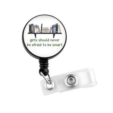 Imagem de CMNIM Carretel de crachá de poder para meninas, presente feminista, verde menina nunca deve ter medo de ser inteligente, presente retrátil para amantes de livros para mulheres (25109 Girl Power Badge)