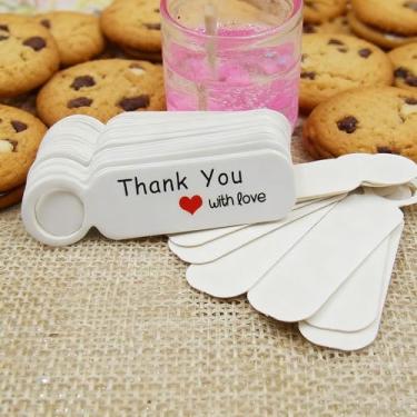 Imagem de Pacote com 100 etiquetas feitas à mão com etiquetas de amor, etiquetas de papel kraft de 2 cm com cordão para embrulho de presente DIY, chá de bebê, lembrancinhas de festa de casamento (branca)