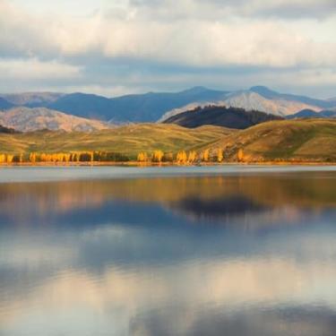 Imagem de Quadro Decorativo Paisagem de Outono - Lago, Montanhas e Árvores Amarelas - Decoração de Parede Tamanho 50x50cm